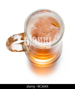 Vista superiore della tazza di birra con schiuma isolati su sfondo bianco Foto Stock