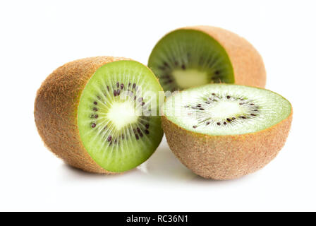 Fresco affettato kiwi isolati su sfondo bianco Foto Stock