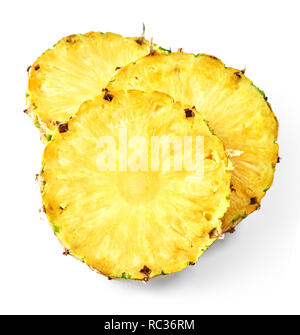 Fresche e mature le fette di ananas isolati su sfondo bianco Foto Stock