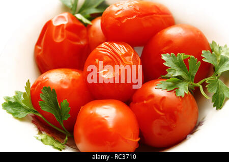 Rossi pomodori salata con verde di prezzemolo Foto Stock