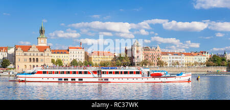 Barche a Praga ed una crociera sul fiume in barca per la gita sul fiume Vltava oltrepassando il Bedrich Smetana Museum e Old Town Water Tower Praga Europa Foto Stock