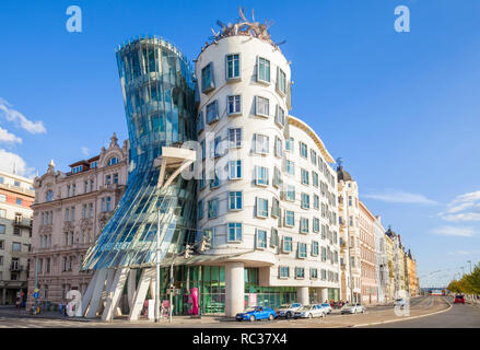 La gente nel tetto cafe Praga La Casa danzante di Praga o di Ginger e Fred, Tančící dům, da Frank Gehry e Vlado Milunic Repubblica Ceca, EU Europe Foto Stock