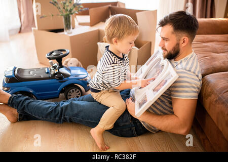 Padre e figlio guardando le foto Foto Stock