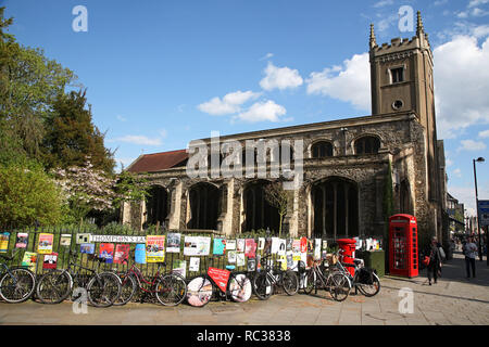 Bike incatenato lungo la letteratura coperto ringhiere nella città universitaria di Cambridge, Cambridgeshire, Inghilterra Foto Stock