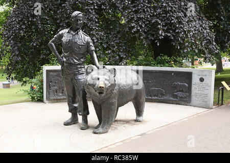 Monumento polacco a Wojtek l'orso, i giardini di Princes Street, Edimburgo, capitale della Scozia Foto Stock