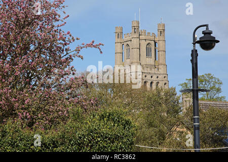 Telecamera TVCC a Ely, Cambridgeshire, con la torre ovest della Cattedrale Anglicana dello skyline Foto Stock