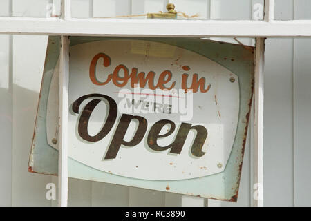 Finestra di vecchio shop segno, aperto per il business Foto Stock