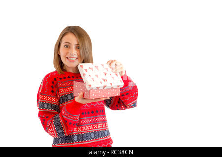 Ritratto di un felice carino donna azienda confezione regalo isolato su uno sfondo bianco Foto Stock