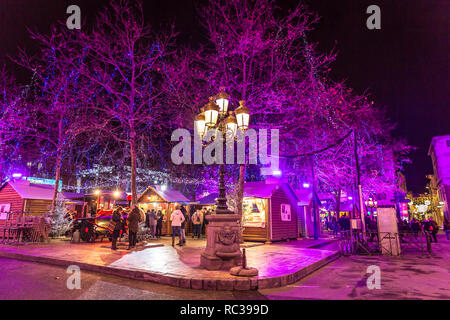 Carcassonne, Francia - Dez decimo 2017 - Le persone che si godono il coloratissimo mercatino di natale di Carcassonne in Francia con il negozio locale e alberi. Foto Stock