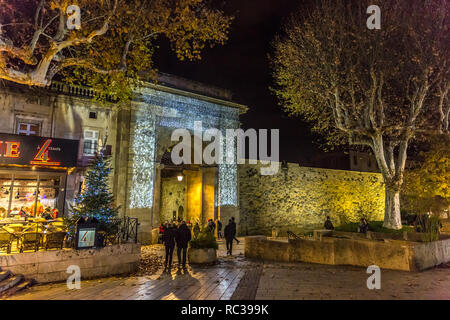 Carcassonne, Francia - Dez decimo 2017 - un grande gruppo di persone di entrare nella città vecchia di Carcassonne a secco con alberi e ristorante Foto Stock