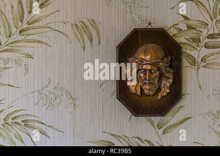 Volto di Gesù Cristo scultura su un ceppo di legno, sfondo religioso Foto Stock