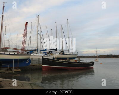 Yacht ormeggiato sul fiume Deben a Waldringfield, Suffolk; Novembre 2018 Foto Stock