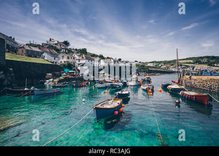 Un paesaggio immagine del pittoresco porto di Coverack in Cornovaglia, UK con piccole barche da pesca ormeggiate in questa famosa destinazione turistica Foto Stock