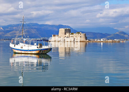 Il paesaggio di acqua castello di Bourtzi - un castello veneziano nel centro del porto di Nafplio Argolis Grecia Foto Stock