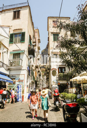 Scena di strada di Via Lorenzo d'Amalfi, la principale strada dello shopping nella città di Amalfi, Italia Foto Stock