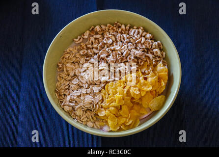 Vari cereali nel latte di riso. Mattina per alimentare un buon inizio. Foto Stock