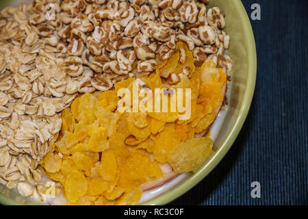 Vari cereali nel latte di riso. Mattina per alimentare un buon inizio. Foto Stock