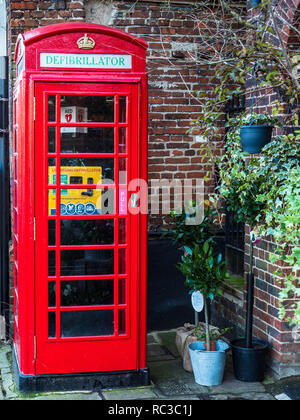 Defibrillatore della scatola del telefono - molte scatole del telefono rosse britanniche sono state convertite in posizioni del defibrillatore. Riutilizzo della scatola del telefono rossa. Foto Stock