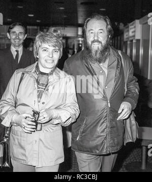 Il romanziere sovietica, autore e storico Alexander Solzhenitsyn e sua moglie Natalia che arrivano a Londra il maggio 1983. Foto Stock