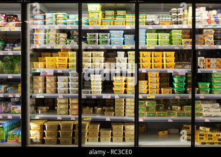 Il burro e la margarina scaffale di supermercato Foto Stock