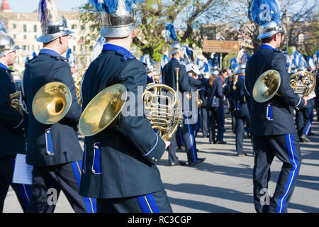 Corfù, Grecia - Aprile 7, 2018: Philharmonic musicisti di suonare in Corfu vacanze di Pasqua celebrazioni. Foto Stock