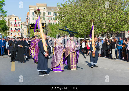 Corfù, Grecia - Aprile 7, 2018: Epitaffio e le Litanie di San Spiridione con l accompagnamento della filarmonica del Sabato Santo. Foto Stock