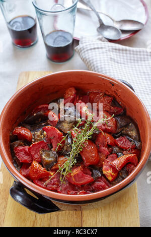 Ratatouille in una pentola con il timo e il vino rosso Foto Stock