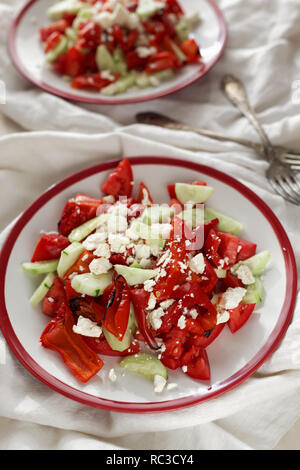 Bulgara tradizionale piatto di insalata Shopska Foto Stock