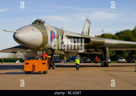 Avro Vulcan B2 xh558 bombardiere piano, ex RAF, restaurato al volo da Vulcan al cielo, Vulcan società operativa. Essendo spinto fuori per il primo volo Foto Stock