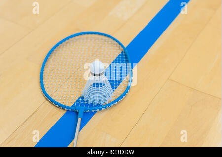 White badminton volano su una sala con pavimento a badminton .close up volani su badminton racchetta a badminton. Foto Stock