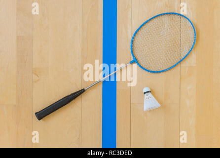 White badminton volano su una sala con pavimento a badminton .close up volani su badminton racchetta a badminton. Foto Stock