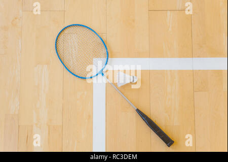 White badminton volano su una sala con pavimento a badminton .close up volani su badminton racchetta a badminton. Foto Stock