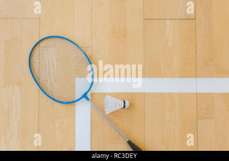 White badminton volano su una sala con pavimento a badminton .close up volani su badminton racchetta a badminton. Foto Stock