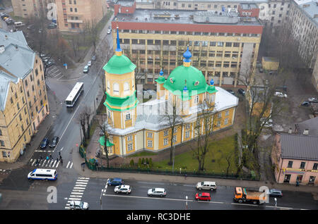 Vista di una chiesa ortodossa dal ponte di osservazione del lettone Accademia delle Scienze, Riga, Repubblica di Lettonia, Baltici, Dicembre 2018 Foto Stock