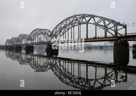 Il Ponte Ferroviario sul fiume Daugava, Riga, Repubblica di Lettonia, Baltici, Dicembre 2018 Foto Stock