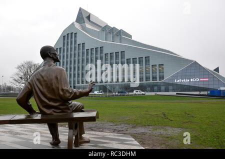 La Biblioteca nazionale della Lettonia e la statua di scrittore lettone Rainis, Riga, Repubblica di Lettonia, Baltici, Dicembre 2018 Foto Stock