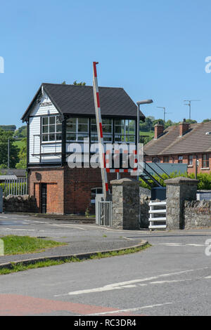 Vecchio stile segnale ferroviario box in Irlanda del Nord presso il villaggio di Poyntzpass, County Down. Foto Stock