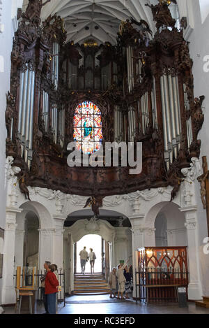 Gdansk, Polonia - 31 agosto 2006: la gente nella Cattedrale di Oliwa contro il famoso organo. L'organo è stata progettata e costruita tra gli anni 1763 e 17 Foto Stock