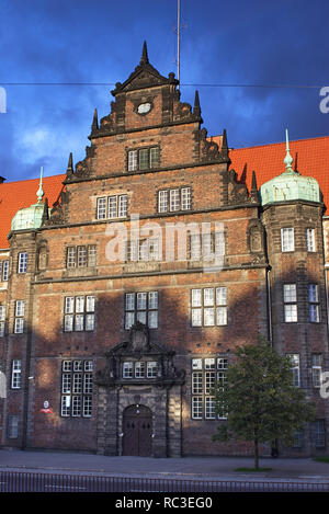 Gdansk, Polonia - 31 agosto 2006: costruzione di Danzica amministrazione della sicurezza interna Agenzia. Essa fu costruita nel 1902-1905 dal disegno di Alfred Muttray Foto Stock