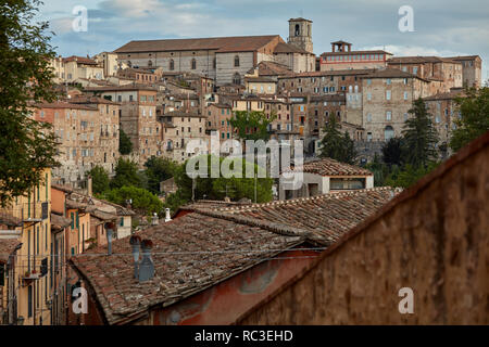 Perugia, Italia - 15 agosto 2018: Cityscape con Perugia Cattedrale domina la città. Dedicata a San Lorenzo, la cattedrale è stata consacrata nel 1 Foto Stock