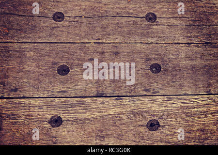 Sfondo di legno di legno vecchio traversina ferroviaria, rusty Il dado esagonale o viti di ferro Foto Stock