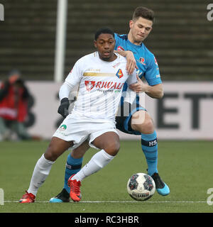 VELSEN , 13-01-2018 , Telstar - Helmond Sport , Rabobank IJmond Stadion , Calcetto , Keuken Kampioen Divisie , Stagione 2018 / 2019. Telstar player Shaquill Sno (L) , Helmond Sport player Bart Meijers (R) durante il match Telstar - Helmond Sport (1-1) Foto Stock