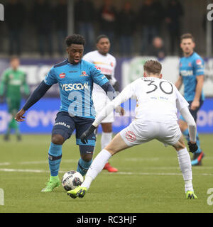 VELSEN , 13-01-2018 , Telstar - Helmond Sport , Rabobank IJmond Stadion , Calcetto , Keuken Kampioen Divisie , Stagione 2018 / 2019. Helmond Sport player Maiky Fecunda (L) , Telstar player Melle Springer (R) durante il match Telstar - Helmond Sport (1-1) Foto Stock