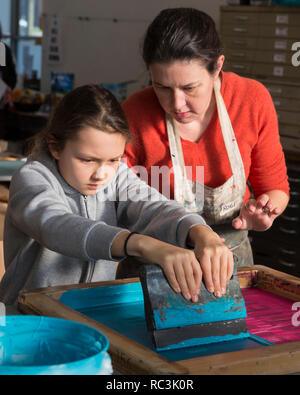 Seattle, Washington, Stati Uniti d'America. Il 12 gennaio 2019. Una madre e figlia rendono la stampa a retino al Pratt Fine Arts Centre Stampa studio. I sostenitori sono stati invitati a creare resistenza positiva stampe poster in corrispondenza di una parte di lavoro per i prossimi Womxn del marzo su Seattle 2019. Il rally e marzo, organizzato da Seattle Womxn marciare in avanti, si terrà il 19 gennaio 2019 dando dei calci a fuori di un fine settimana di costruzione di potere attraverso la comunità, di protesta e di attivismo. Credito: Paolo Christian Gordon/Alamy Live News Foto Stock