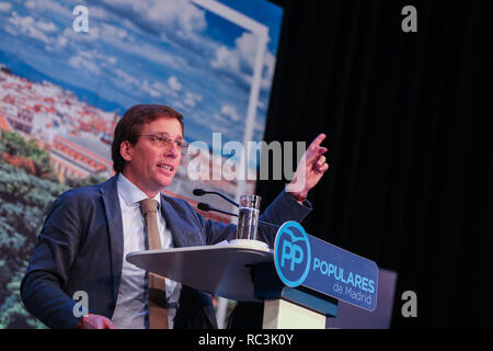 Madrid, Spagna. 13 gennaio 2019. JOSE LUIS MARTINES-ALMEIDA, candidato alla carica di presidente della Comunità di Madrid parlando in atto. Il PP di Madrid ha celebrato questa domenica una moltitudine in atto nel teatro Goya la presentazione di José Luis Martínez-Almeida e Isabel Díaz Ayuso che saranno i candidati del PP al consiglio della città e la Comunità di Madrid, rispettivamente, per le prossime elezioni regionali e locali di maggio il Jan 13, 2019 a Madrid, Spagna Credito: Jesús Hellin/Alamy Live News Foto Stock