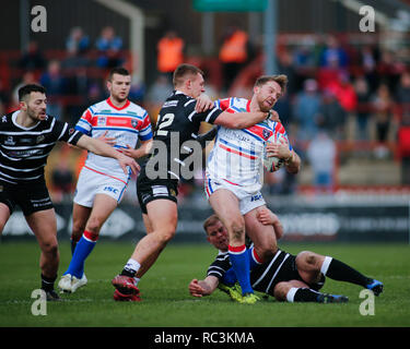 Wakefeild, West Yorkshire, Regno Unito. 13 gennaio 2019. Il Razzo Mobile Stadium, Belle Vue, Wakefield, West Yorkshire, Regno Unito, 13 gennaio 2019 Danny Kirmond (R) di Wakefield Trinity Wildcats affrontato da Danny Washbrook (gambe) di Hull FC durante Danny Kirmond e Danny Washbrook Testimonial del match Credito: Touchlinepics/Alamy Live News Credit: stephen Gaunt/Alamy Live News Foto Stock