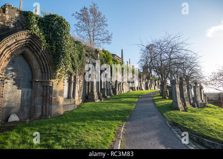 Glasgow, Scotland, Regno Unito. Il 13 gennaio, 2019. Regno Unito Meteo: la necropoli di Glasgow in una giornata di sole e di docce. Credito: Berretto Alamy/Live News Foto Stock