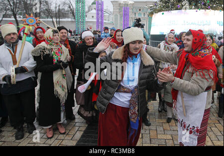 Kiev Kiev, Ucraina. Xiii gen, 2019. Persone vestite in costume visto eseguire durante l'Ucraina vacanza tradizionale celebrazione presso la Basilica di Santa Sofia piazza a Kiev in Ucraina.La Malanka conosciuta anche come il vecchio nuovo anno celebrazione è una in stile medievale carnevale dedicata alla santa cristiana, la data coincide con l inizio del nuovo anno secondo il vecchio calendario giuliano. Credito: Pavlo Gonchar SOPA/images/ZUMA filo/Alamy Live News Foto Stock