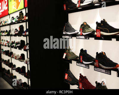 Kiev Kiev, Ucraina. Xiii gen, 2019. Scarpe Puma visto in vendita in un oceano Plaza Mall shop. Credito: MOHAMMAD JAVAD Abjoushak SOPA/images/ZUMA filo/Alamy Live News Foto Stock