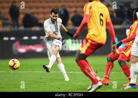Milano, Italia. 13 gen 2019. Centrocampista Antonio Candreva (Inter) tenta di cliente durante la Coppa Italia " Coppa Italia " partita di calcio, Inter Milan vs Benevento Calcio a allo Stadio Meazza San Siro di Milano, in Italia il 13 gennaio 2019. La partita di calcio è giocato a porte chiuse dopo Napoli il giocatore senegalese Kalidou Koulibaly era soggetto a cori razzisti da FC Internazionale 'ultra' fan durante il Boxing Day match. Credito: Piero Cruciatti/Alamy Live News Foto Stock